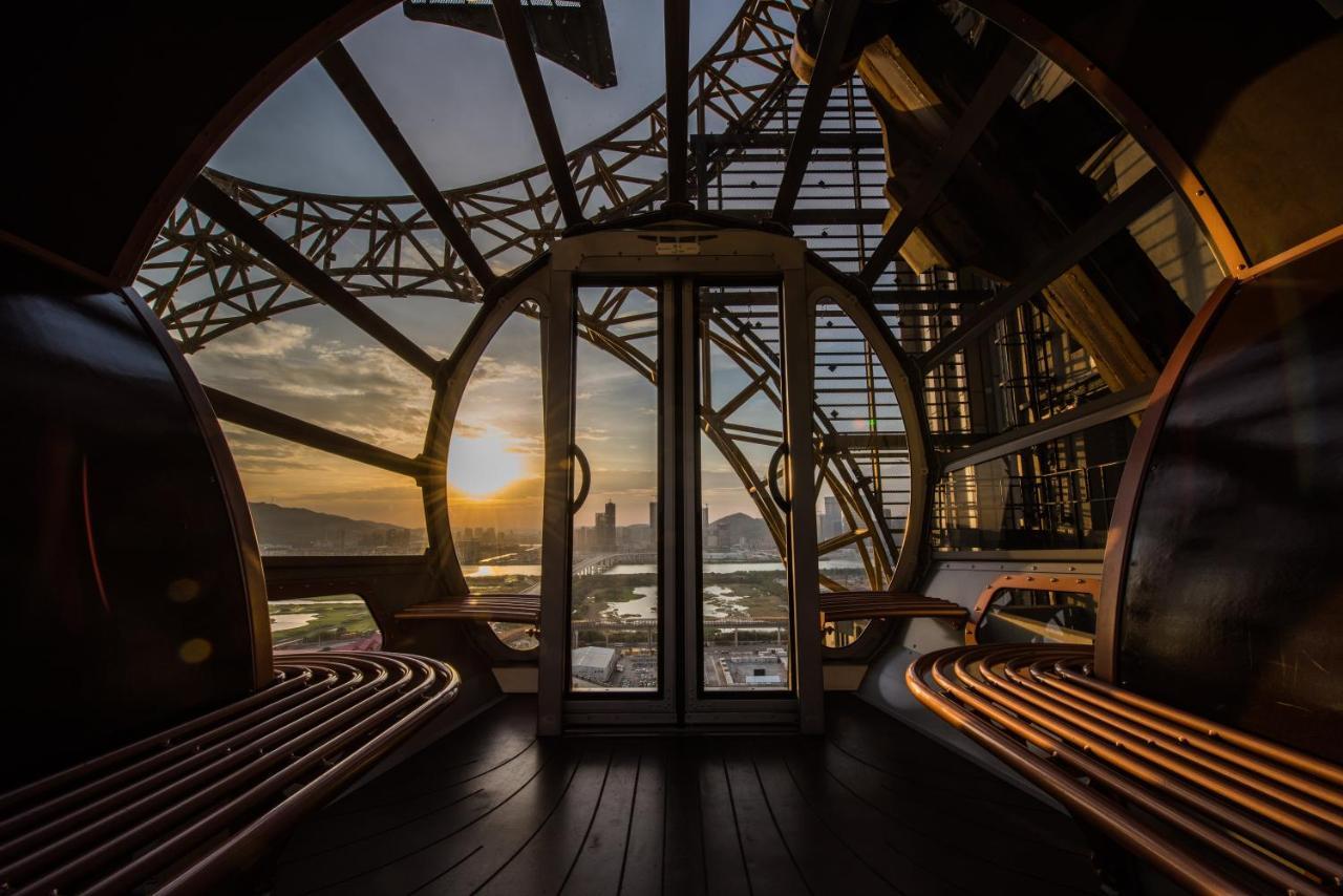 Studio City Hotel Makau Zewnętrze zdjęcie The interior of the observation deck