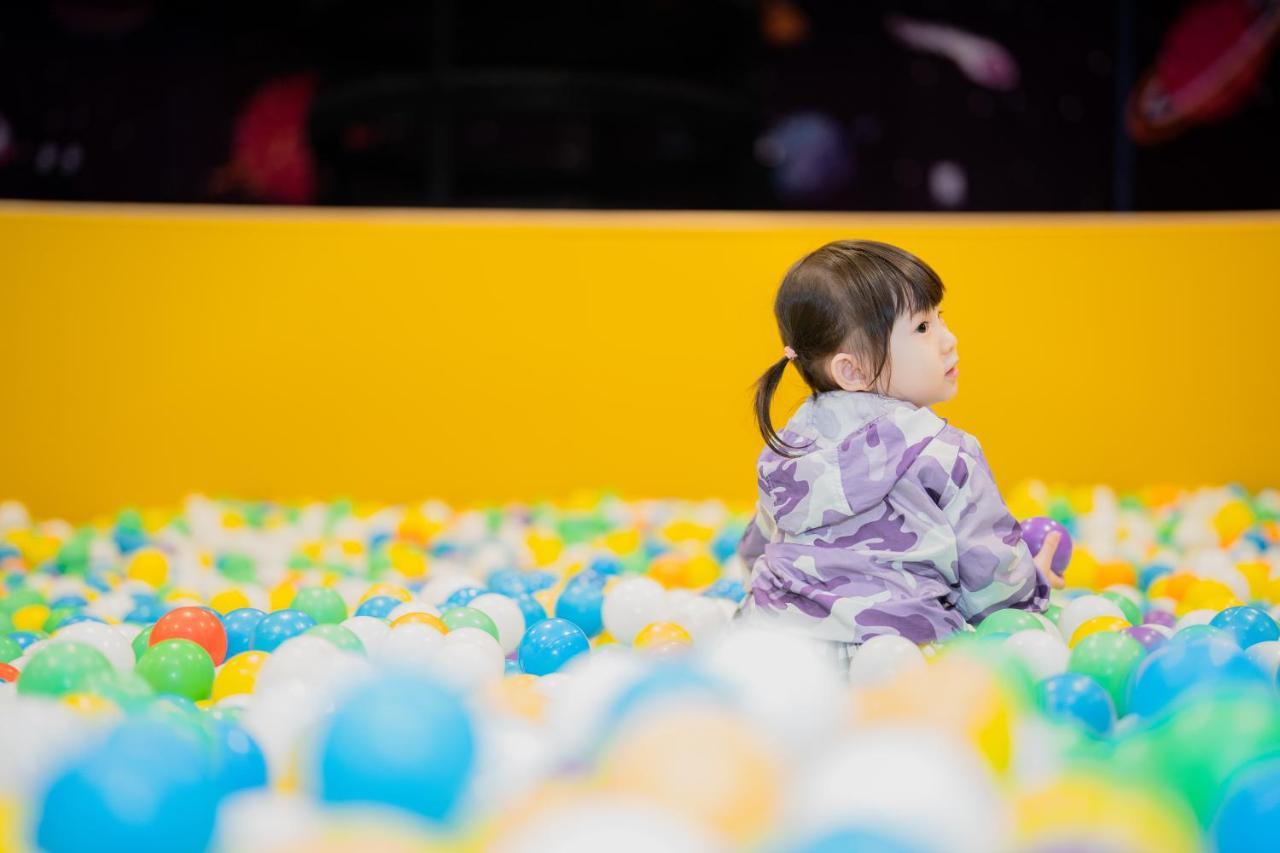 Studio City Hotel Makau Zewnętrze zdjęcie A child playing in a ball pit
