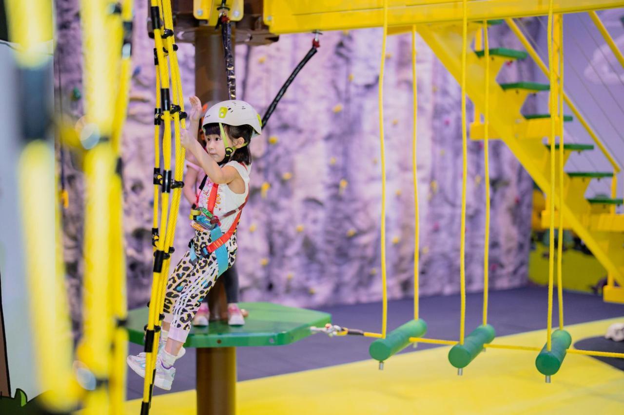 Studio City Hotel Makau Zewnętrze zdjęcie Adventure climbing