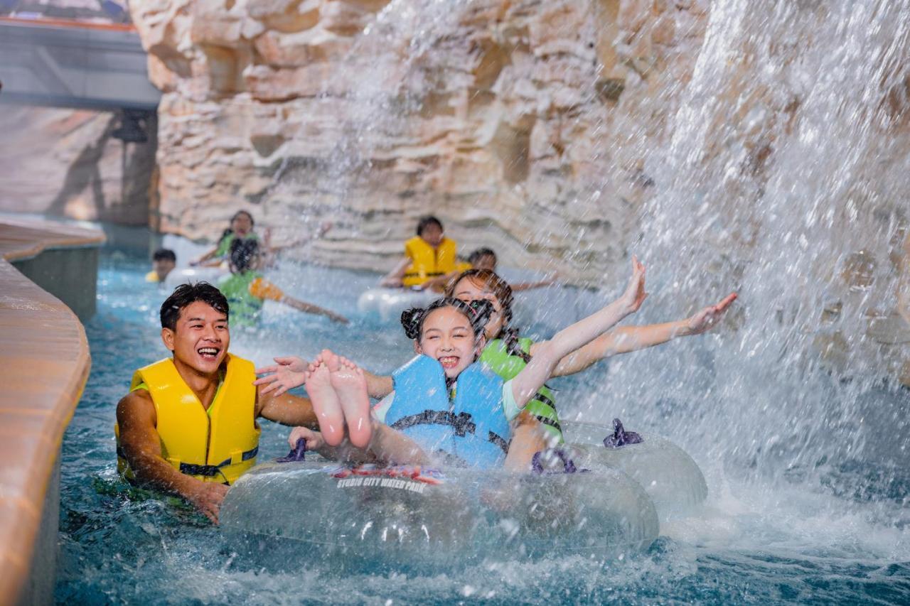 Studio City Hotel Makau Zewnętrze zdjęcie Visitors enjoy the water park at the Atlantis Paradise Island resort.