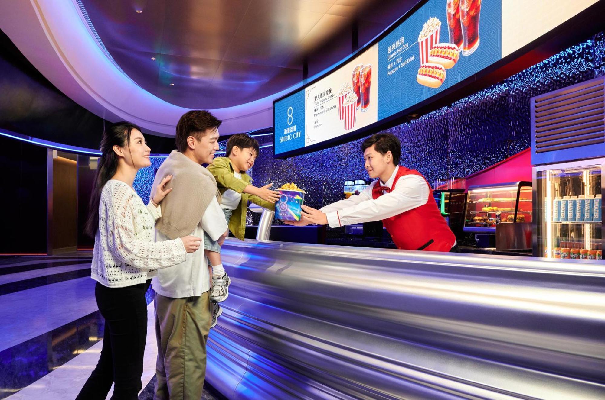 Studio City Hotel Makau Zewnętrze zdjęcie A digital menu board at a movie theater